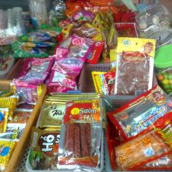 Cẩn trọng với đồ ăn vặt bày bán la liệt cổng trường!